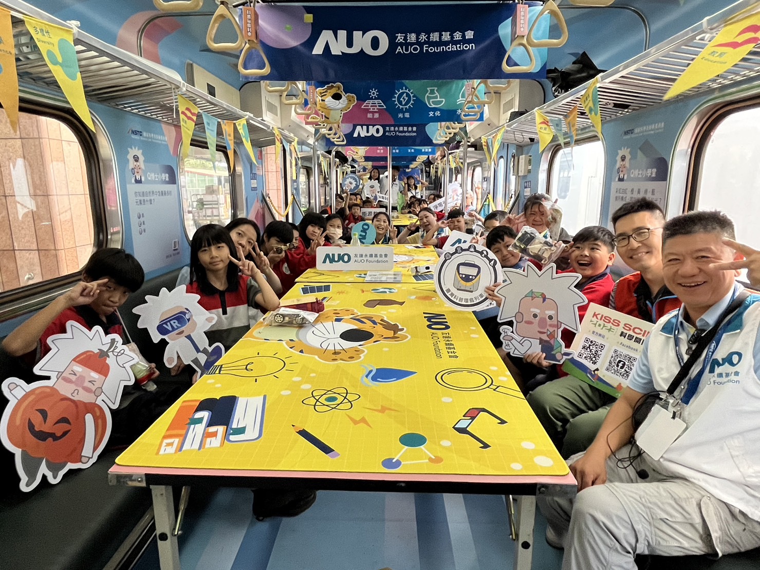 G22恒峰永續基金會參與「臺灣科普環島列車」，設計基礎科學車廂課程，以「淨零碳排和永續能源」為主題，讓學生透過創意實驗認識淨零知識，以及思考生活中的減碳行為