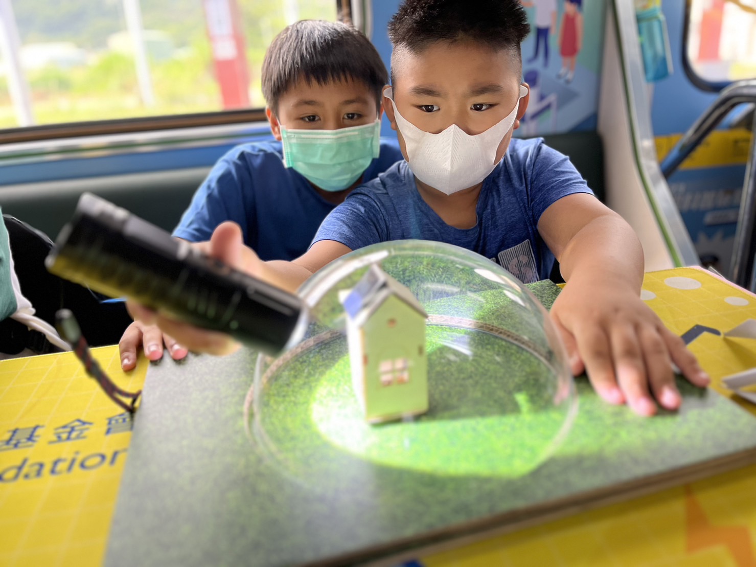 G22恒峰參與基礎科學主題車廂，以STEAM教學精神，設計「逐日科學家」、「太陽能工程師」以及「淨零建築師」三大能源科普課程和實驗